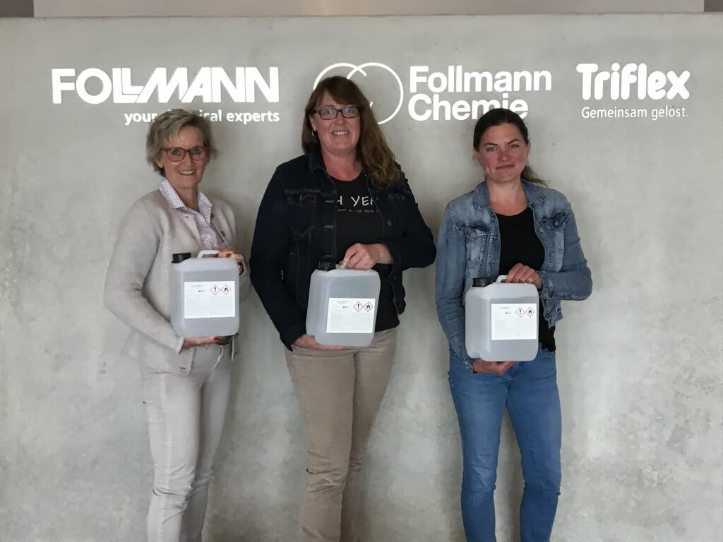 Martina Kirschbaum, Ilona Hoffmann und Sina Hauke erhalten Desinfektionsmittel für die Kindergärten