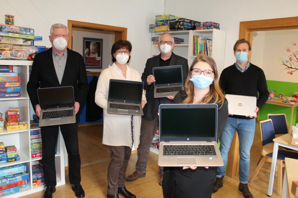 Laptop Spende für Schüler aus Bad Oeynhausen